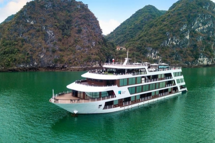 Dora cruise in Lan Ha Bay