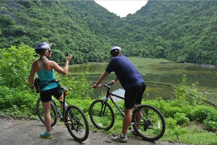 Cycling tour through Viet Hai and traverse the Cat Ba national park