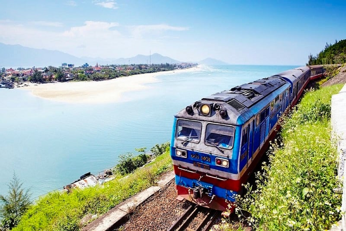 Train to Lan Ha Bay 