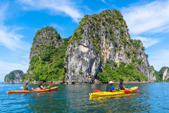Kayaking Lan Ha Bay 