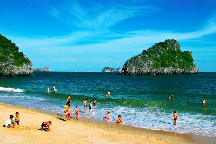 Sunny day and turquoise water at Ba Trai Dao Beach