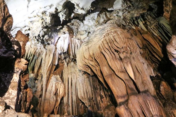 Trung Trang Cave in Cat Ba