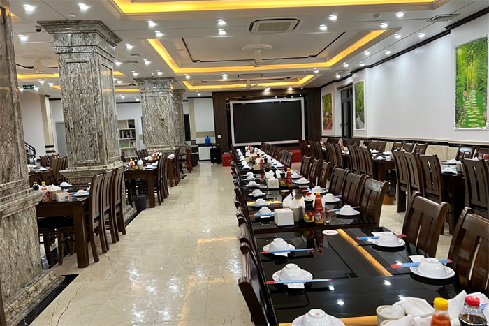 Vu Duong restaurant in Cat Ba