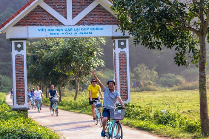Cycling in Viet Hai Village 