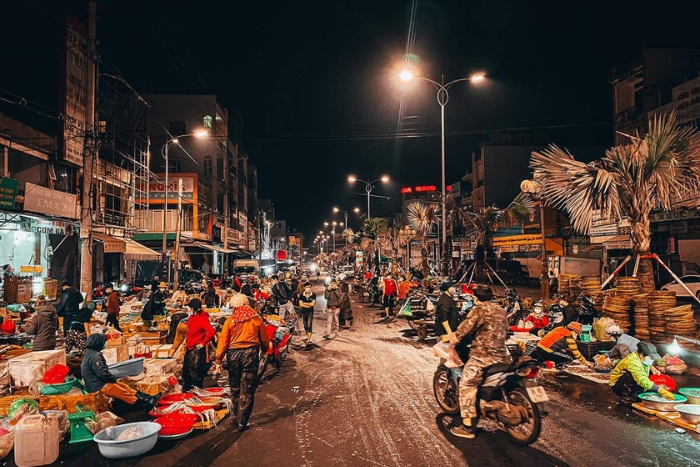 Pleiku Night Market – Local flavors and lively atmosphere