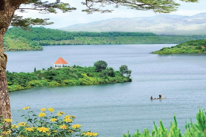 Lake T’Nưng – Poetic landscape during the 6-day discovery