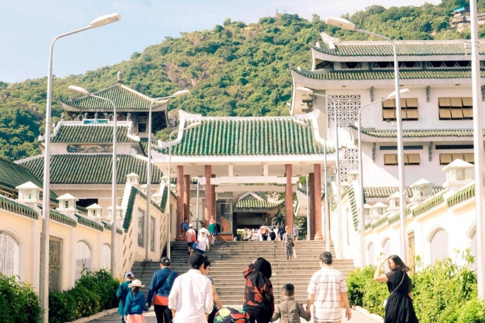 When is the best time to visit Ba Chua Xu Temple at Sam Mountain?