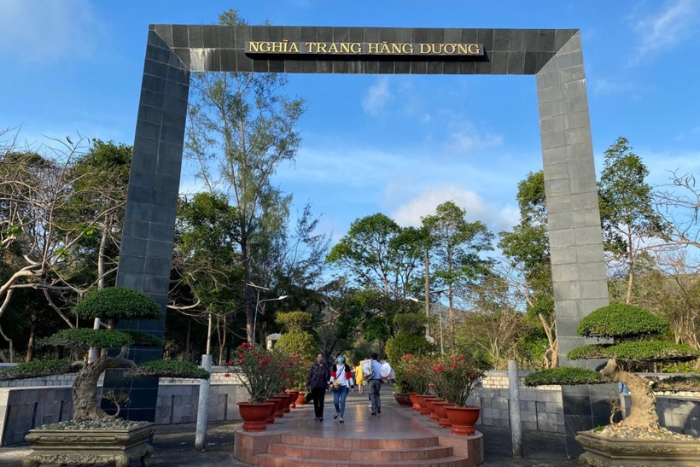 Visiting Vo Thi Sau’s Grave at Hang Duong Cemetery