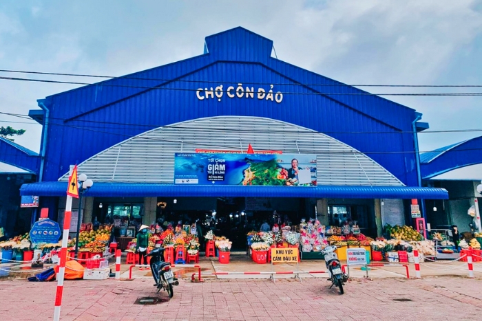 Exploring the bustling Con Dao Market during 2 days in Con Dao