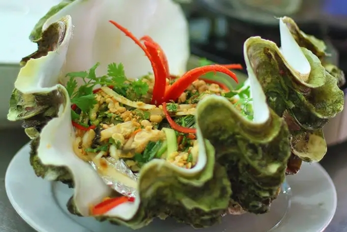 Stir-Fried Giant Clam with Garlic