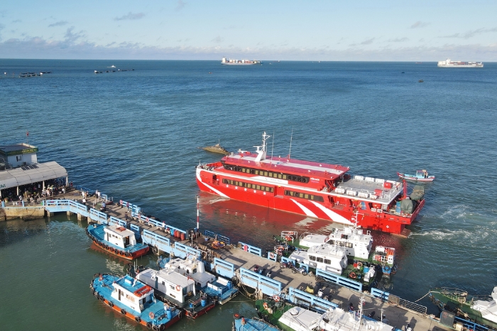 How to get to Con Dao? The fast ferry is a good option
