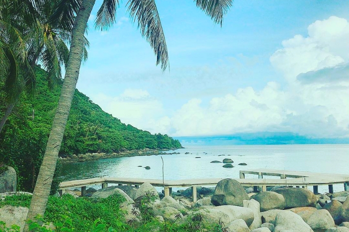 A turquoise horizon surrounding Hon Tre