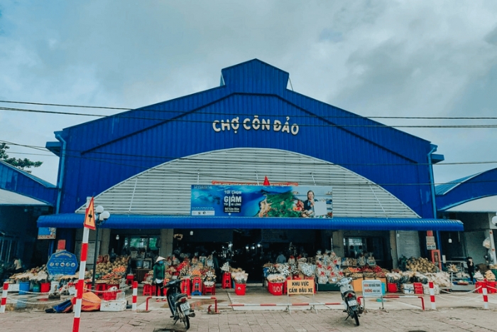 A moment of local life in Con Dao: Exploring the traditional market with family