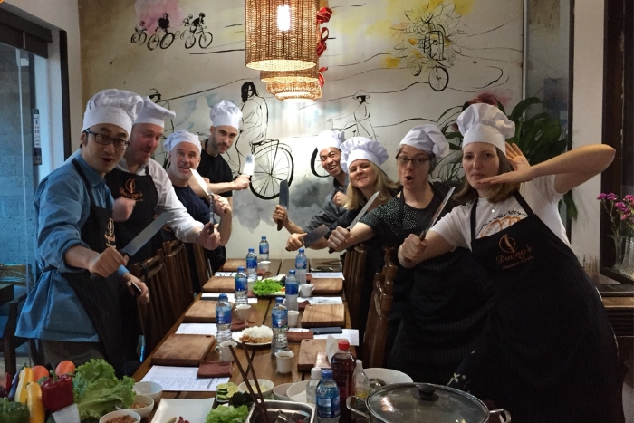  Joyful moment at one of top Hanoi old restaurants