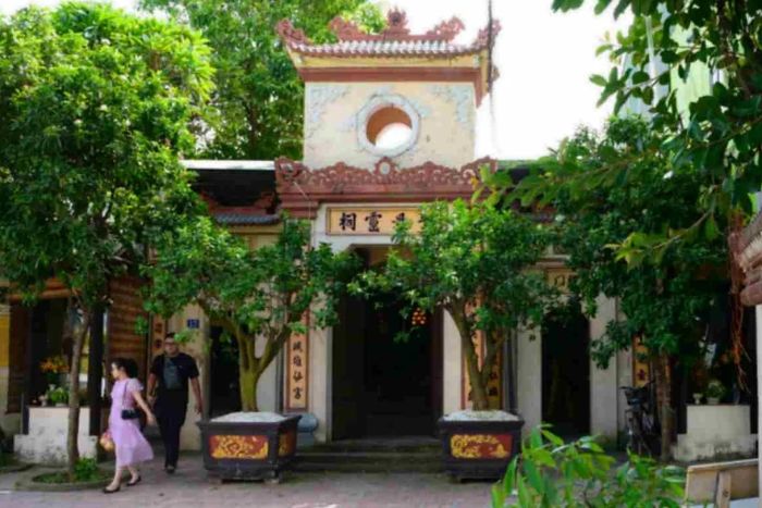 2-day Hanoi travel itinerary: Mau Temple in Bat Trang