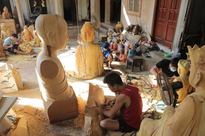 Wood carving workshop in Son Dong 