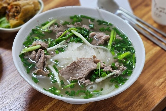 My first “pho” in Hanoi: an unforgettable taste from my 24h in the capital