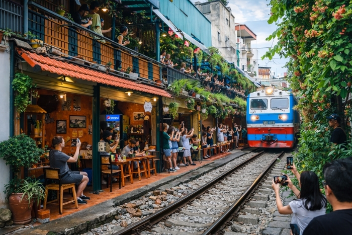 Train Street: An unusual experience to discover in 3 days in Hanoi