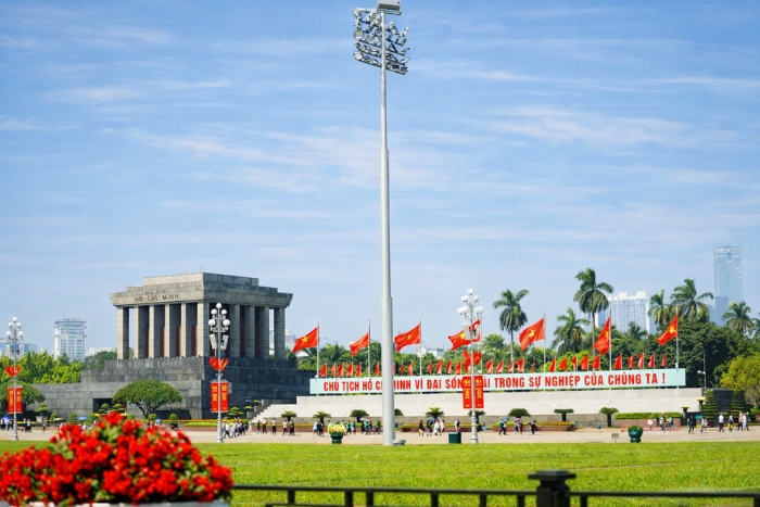 A solemn moment at the Ho Chi Minh Mausoleum