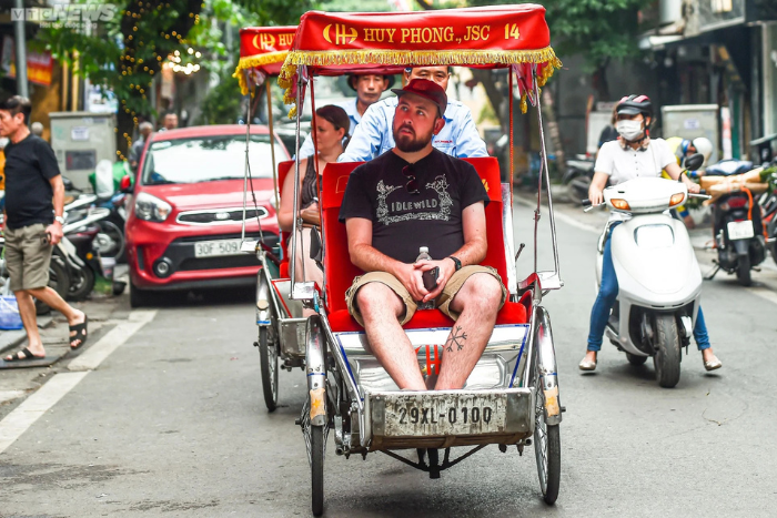 For a quiet and original discovery of Hanoi, try a cyclo tour!
