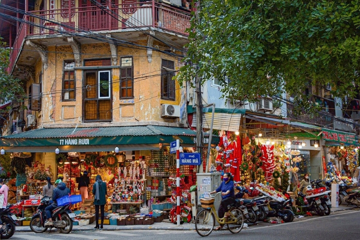 Authentic souvenir shopping experience in Hanoi Old Quarter