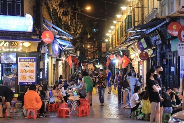 Food tour on Tong Duy Tan Street