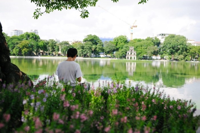 A walk around Hoan Kiem Lake