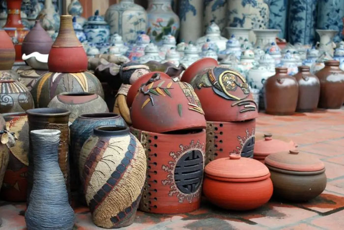 The ceramic products in Bat Trang market.
