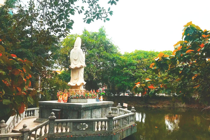 White Guanyin Statue Van Phuc Pagoda