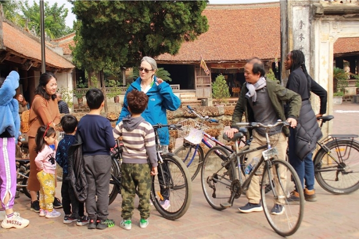 Visit the ancient village of Duong Lam by bike