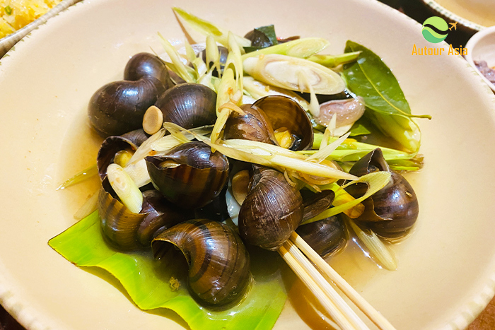 Steamed snails with lemongrass