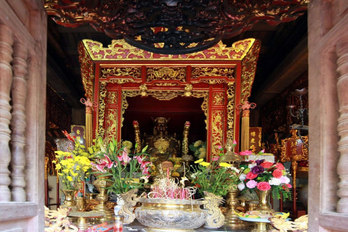 The decor inside Phung Hung Temple