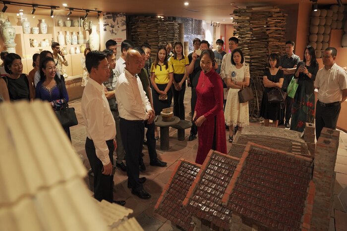 Ms. Ha Thi Vinh introduces the exhibition space of Bat Trang pottery village
