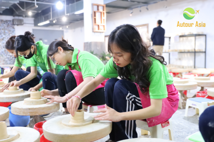 Bat Trang pottery museum, experience in Studio Turntable