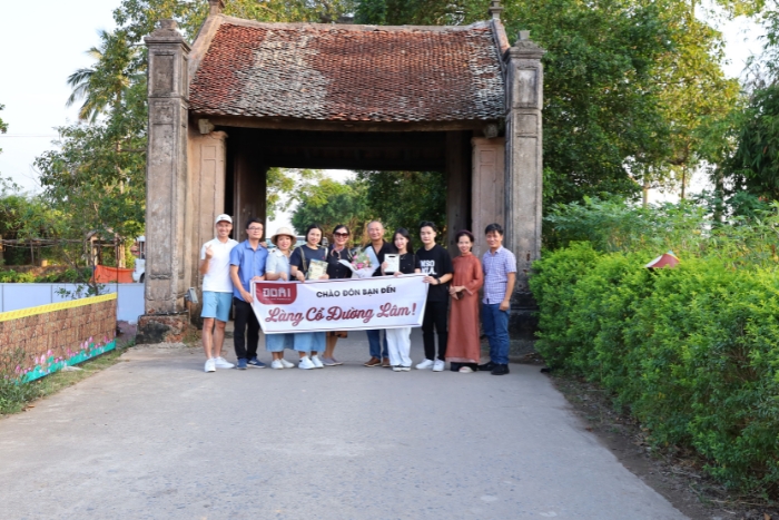 Mong Phu gate always welcom tourists come to Duong Lam ancient village 