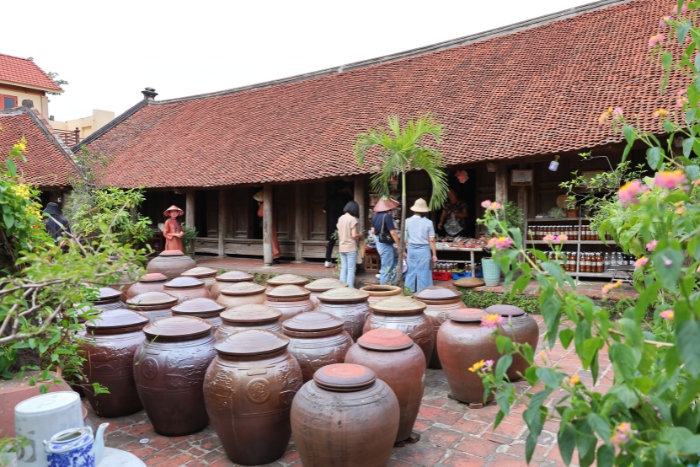 Ban soy sauce here is known as the best Duong Lam's soy sauce