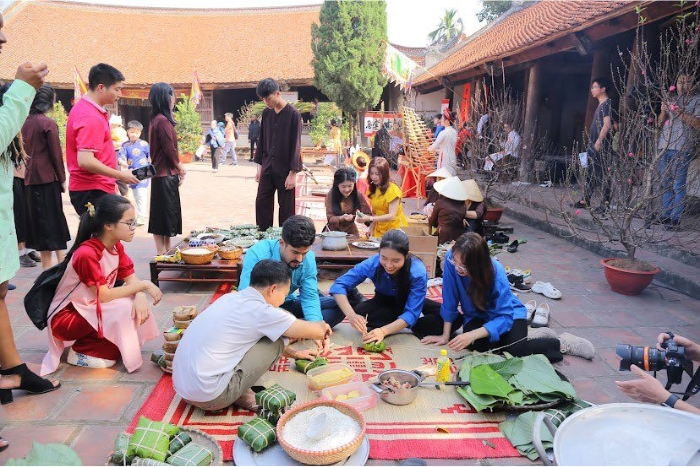 and participate in the program "Tết Làng Việt " with special cultural activities