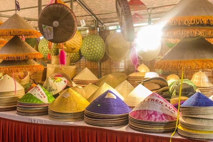 Buy souvernirs in Chuong conical hat village