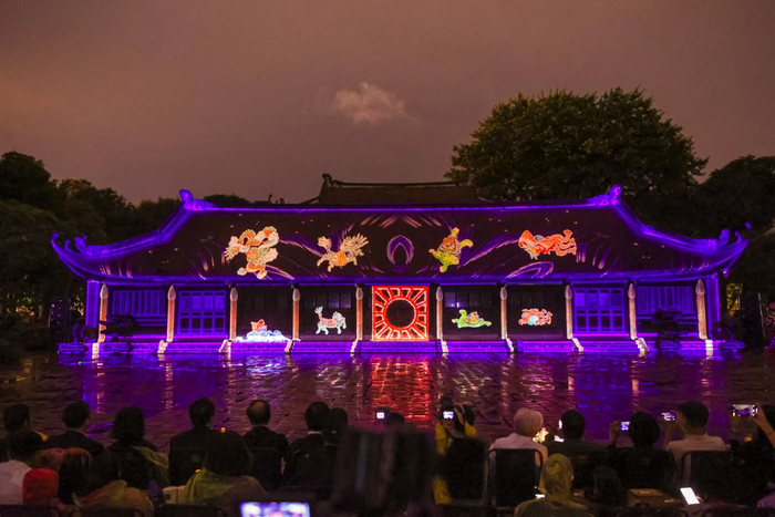 A performance in the night tour at the Temple of Literature