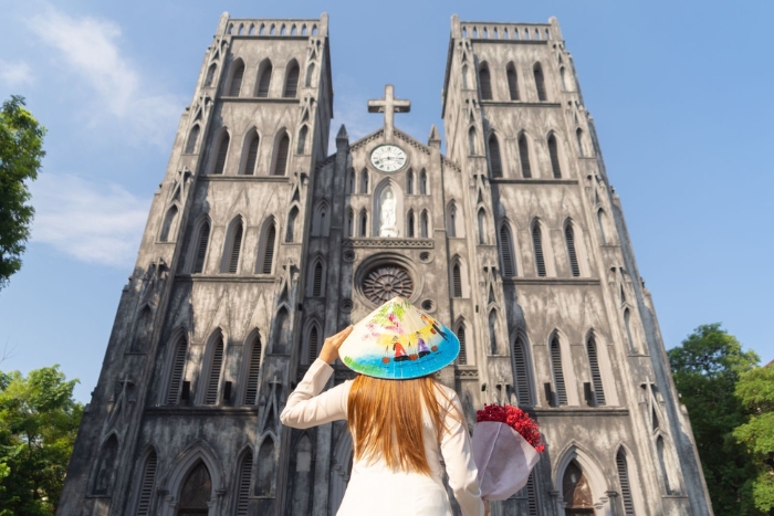 Why choose to travel to Hanoi in November? 