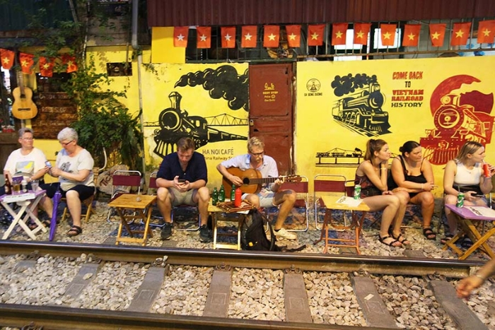 A corner of Café Ga Dong Duong in Hanoi railway street