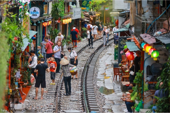 How to get to Hanoi train street? 