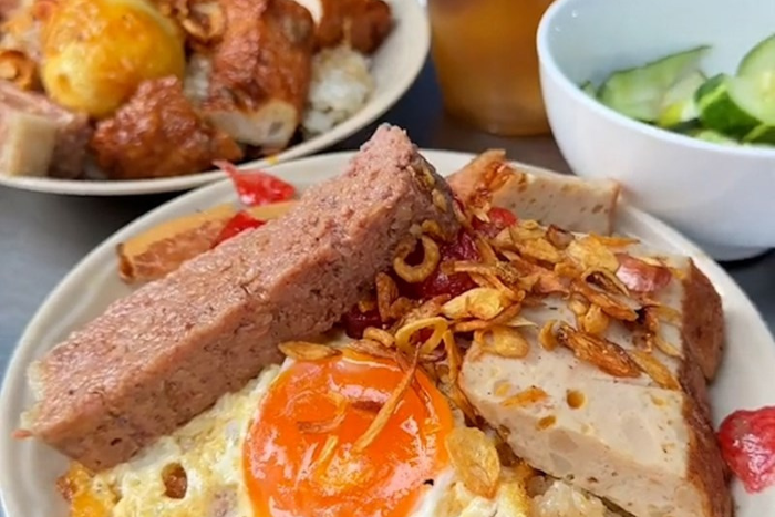 Sticky rice with braised pork belly is one of the most favorite breakfasts of local people