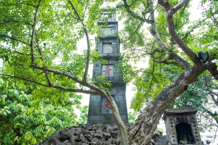 The image of the tower shaped like a calligraphy brush on Ngoc Boi Hill
