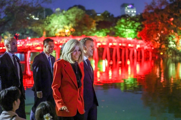 Hoan Kiem Lake at night