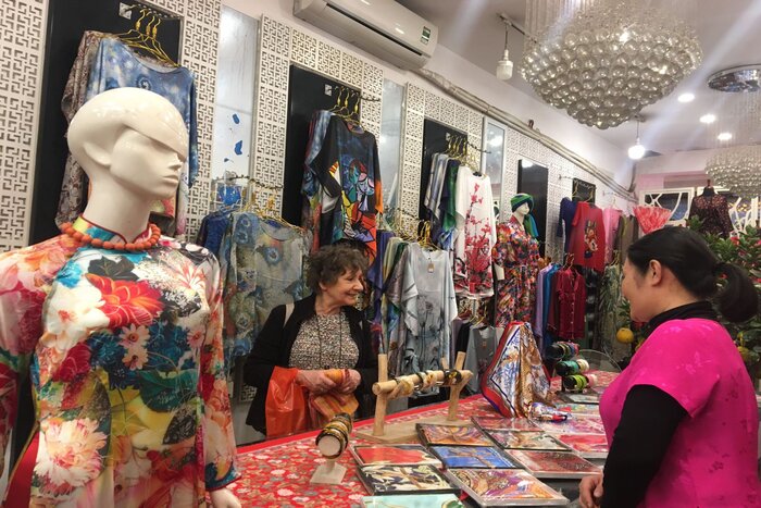 Thao Silk always attracts customers with diverse and rich products