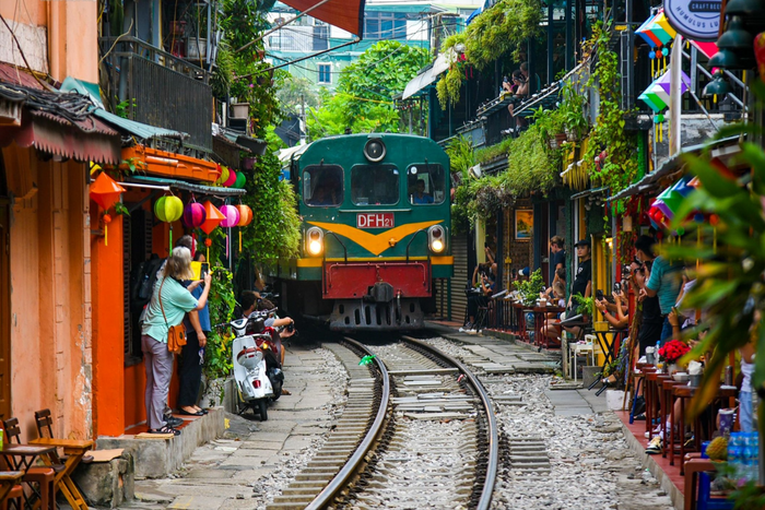 The train passes through the heart of Hanoi 