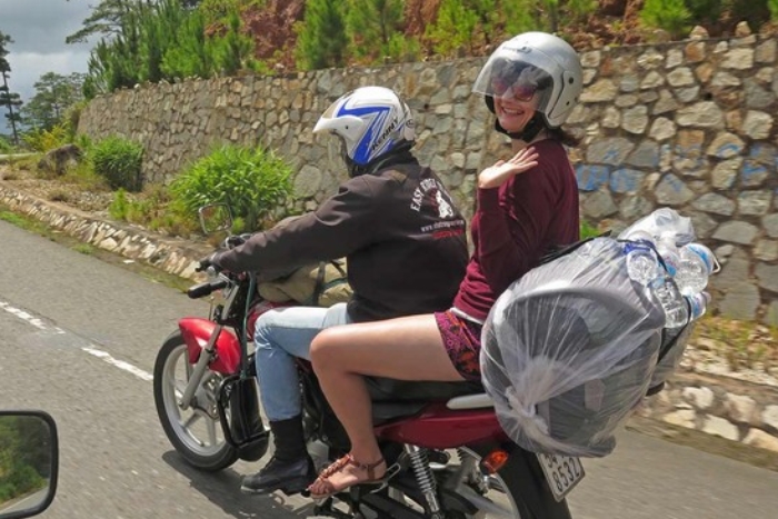 Many tourists recommend motorbike taxis for visiting Hanoi
