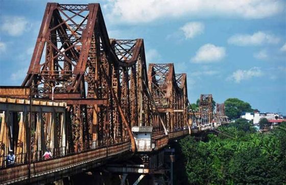 Discovering Hanoi : Visit Long Bien Bridge In Hanoi, Vietnam