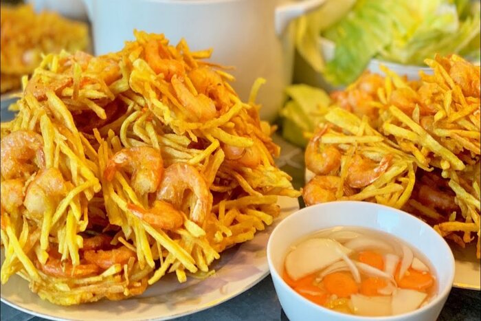 Shrimp cake in Hanoi Dong Xuan Market 